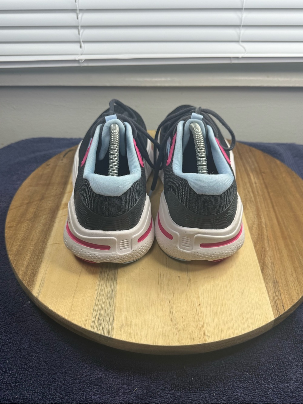 Brooks Ghost Max Black with Pink & Light Blue Accents (Women’s 7.5) - Picture 4 of 7